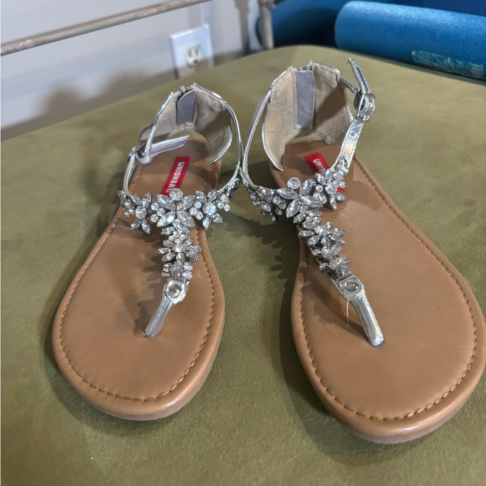 7.5 Union Bay women’s Silver stud sandals jewel rhinestones zipper Thong flats